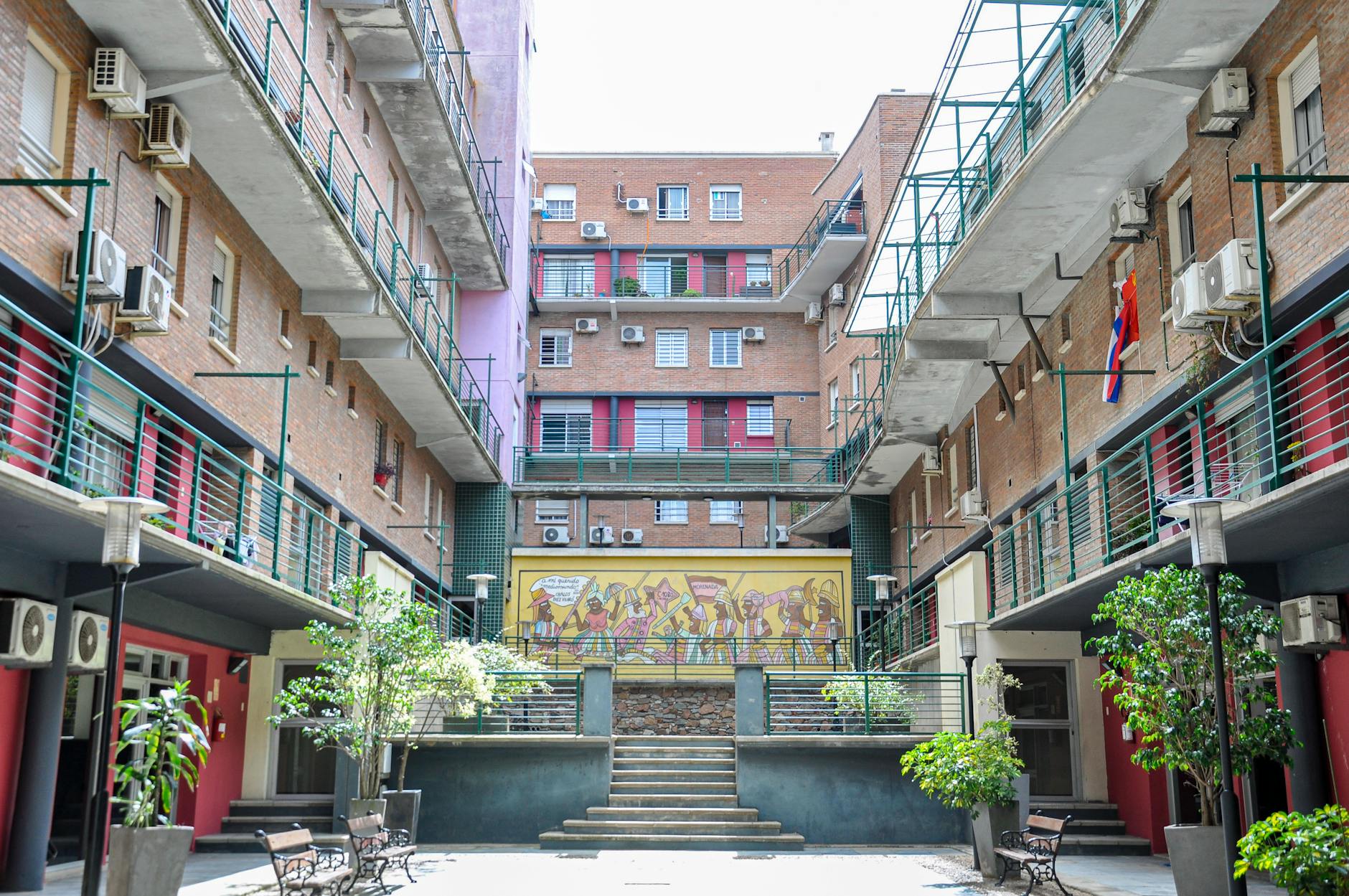 Kolorowe, tętniące życiem podwórko między blokami mieszkalnymi