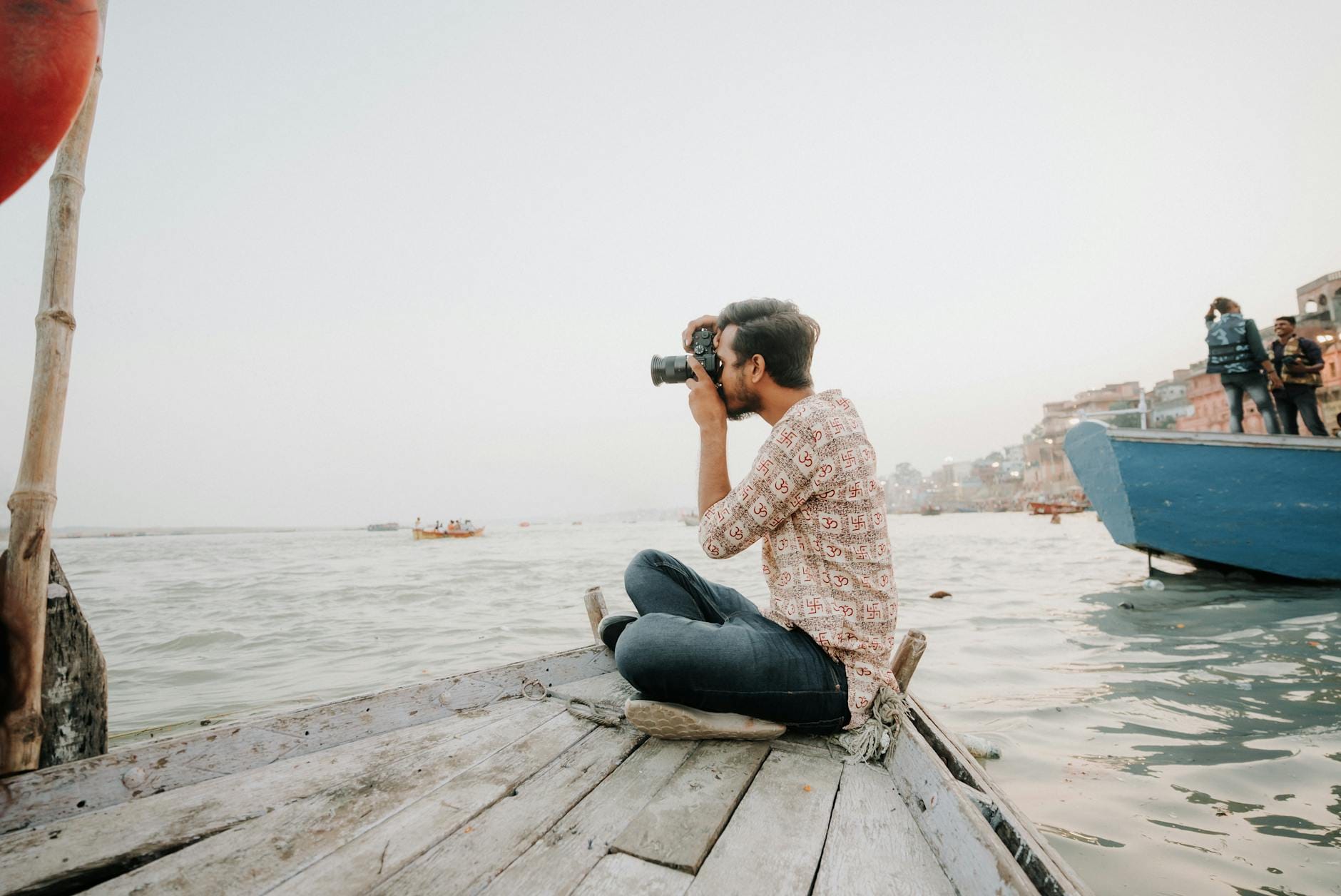 Mężczyzna fotografuje widoki z łódki podczas spokojnej podróży po wodzie