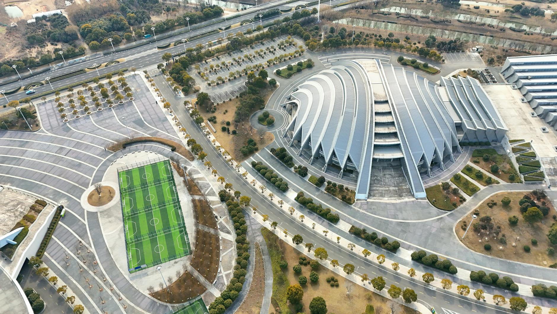 Nowoczesny kompleks sportowy z boiskiem piłkarskim widziany z lotu ptaka