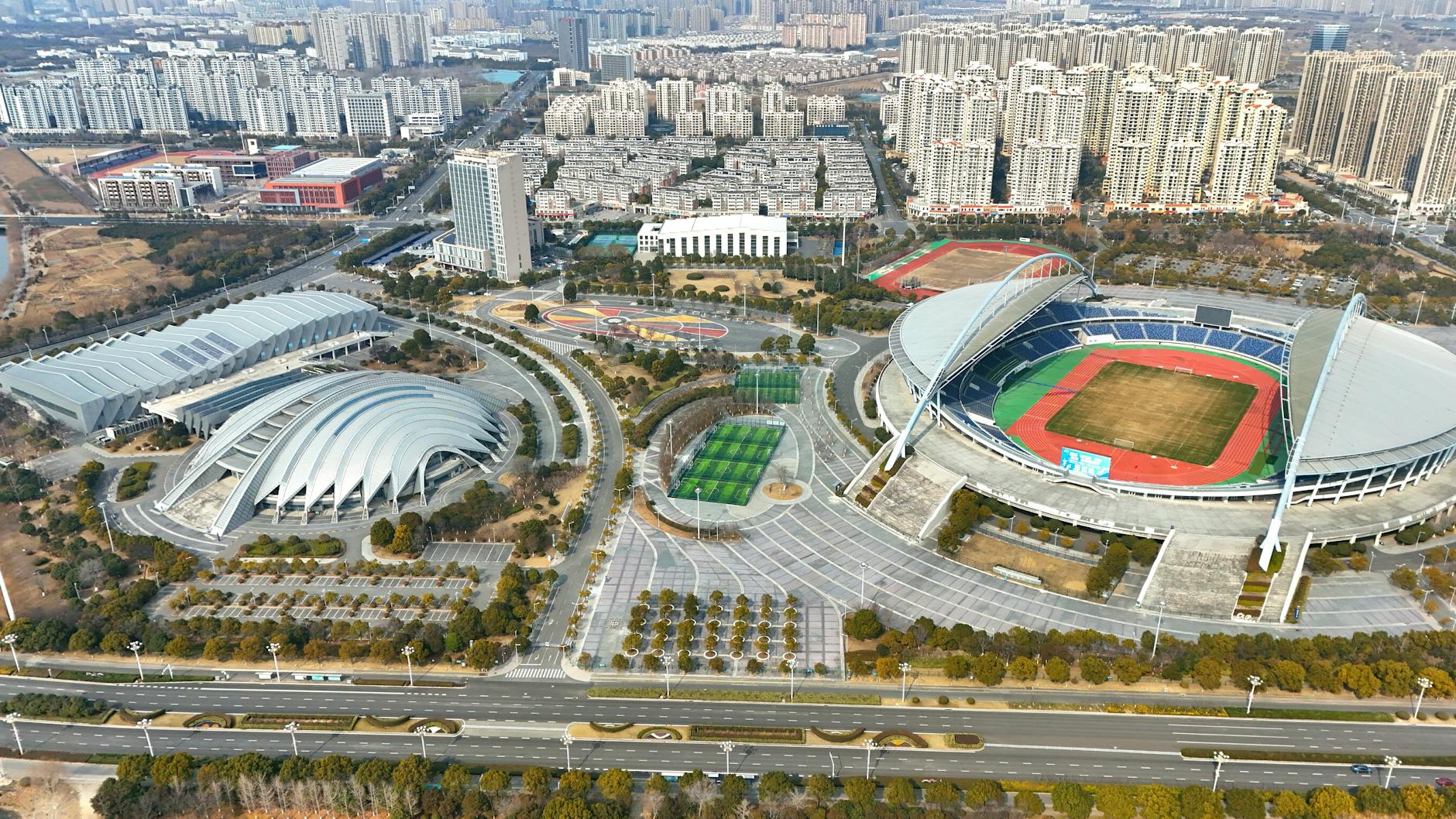 Nowoczesny stadion widziany z lotu ptaka na tle zabudowy Gliwic