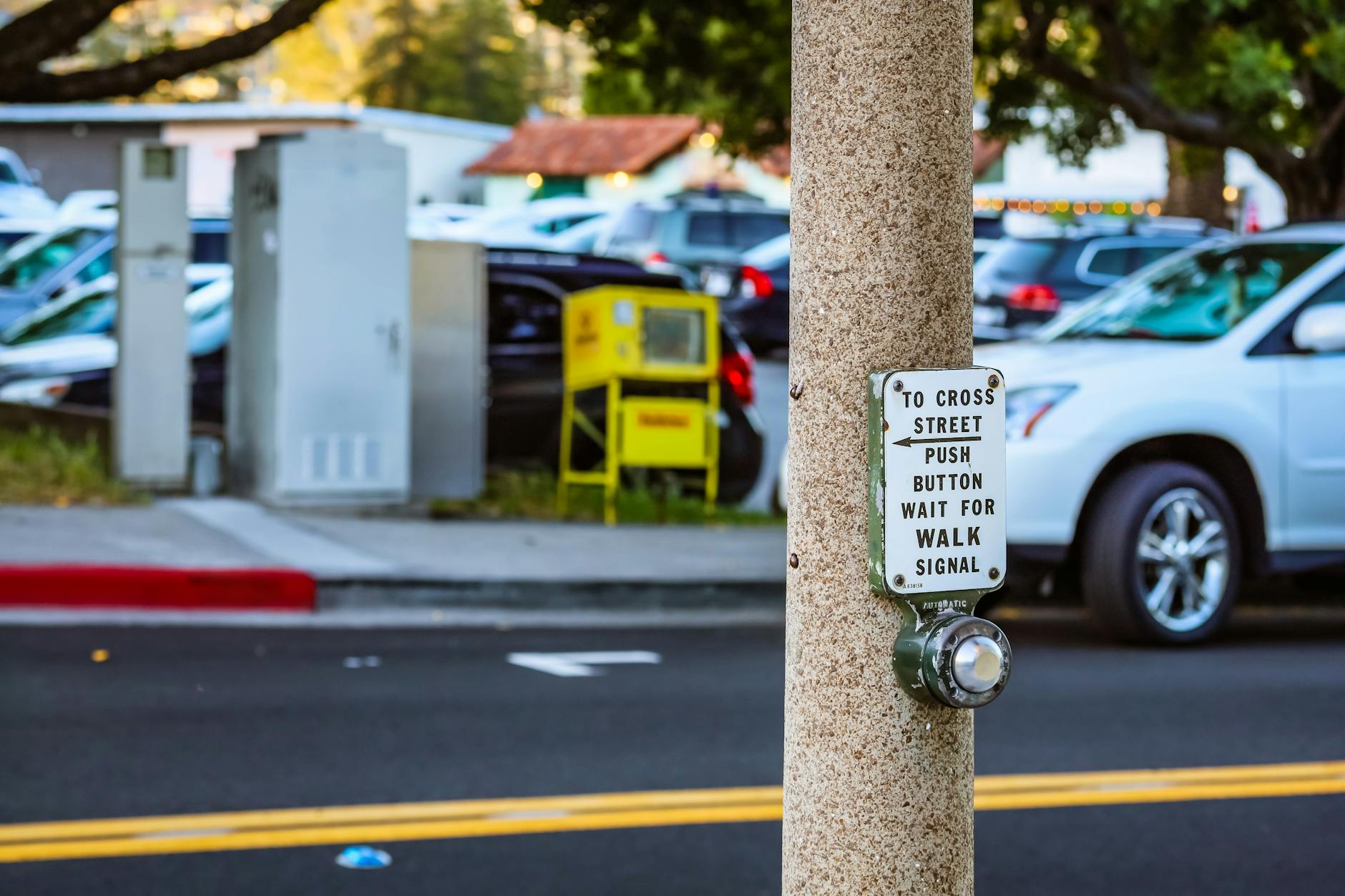 Przycisk dla pieszych przy przejściu na ruchliwej ulicy w Gliwicach