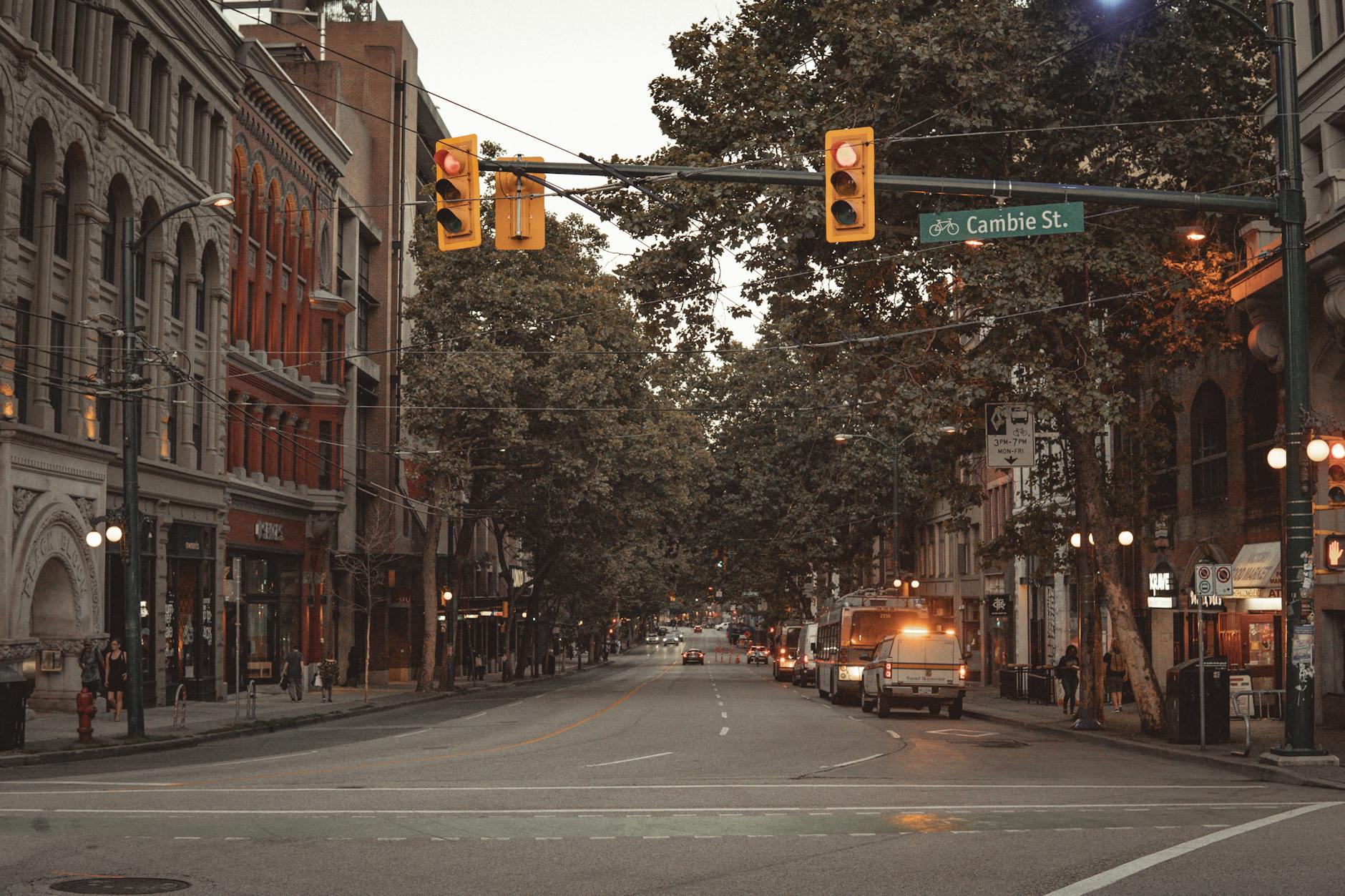 Ulica Cambie w Vancouver z jesiennymi drzewami i ruchem miejskim