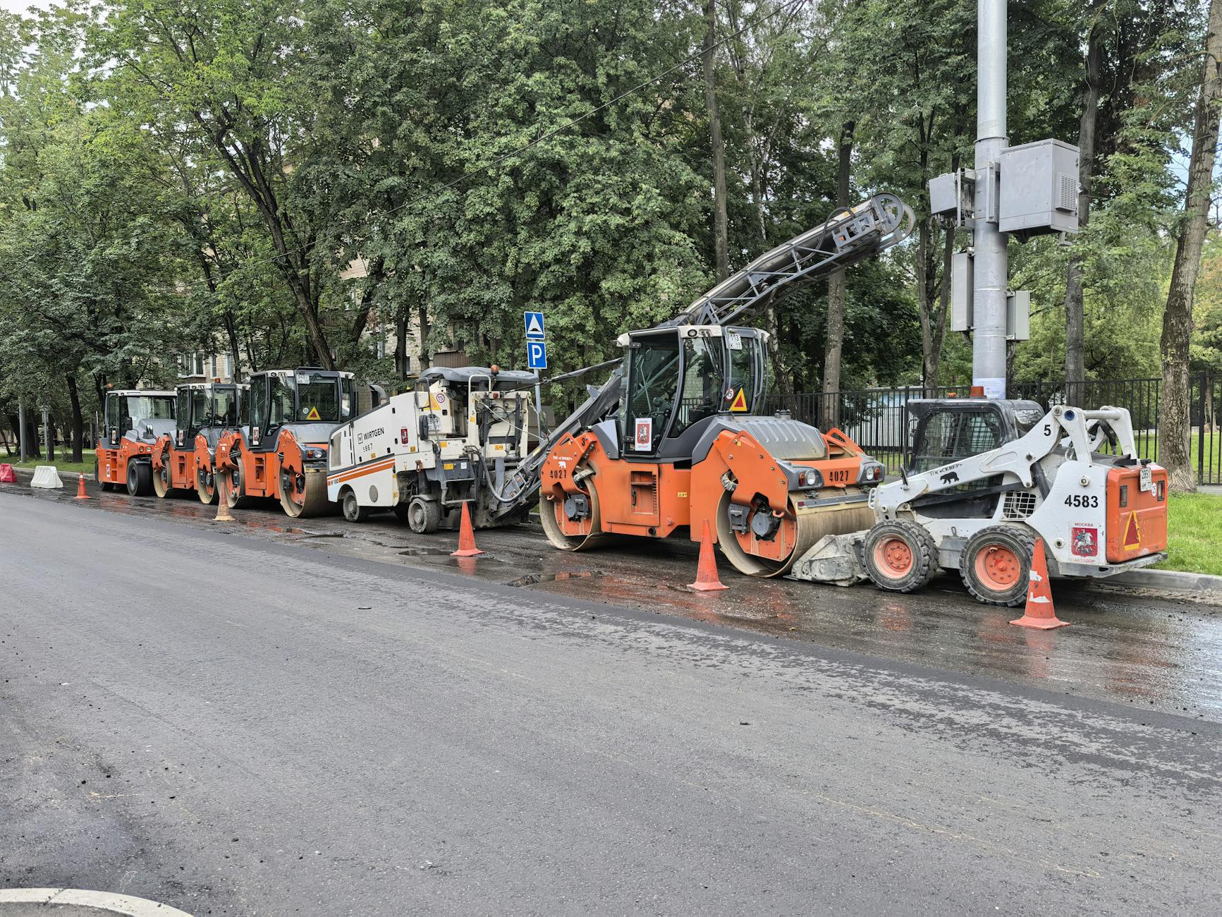 Ciężkie maszyny drogowe przygotowane do remontu ulicy w mieście Ciężkie maszyny drogowe przygotowane do remontu ulicy w mieście