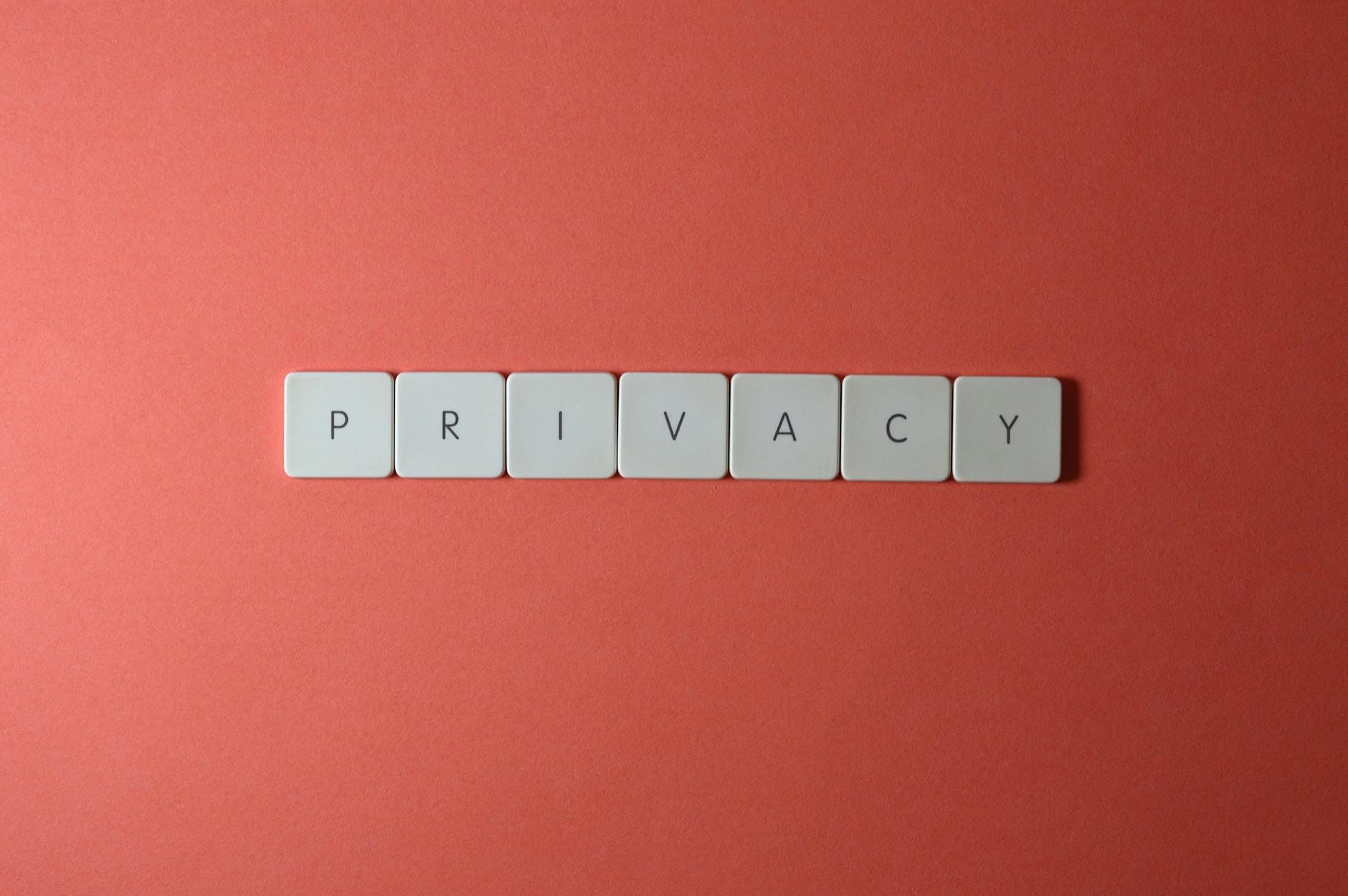 Kafelkowe litery tworzące słowo privacy na czerwonym tle Kafelkowe litery tworzące słowo privacy na czerwonym tle