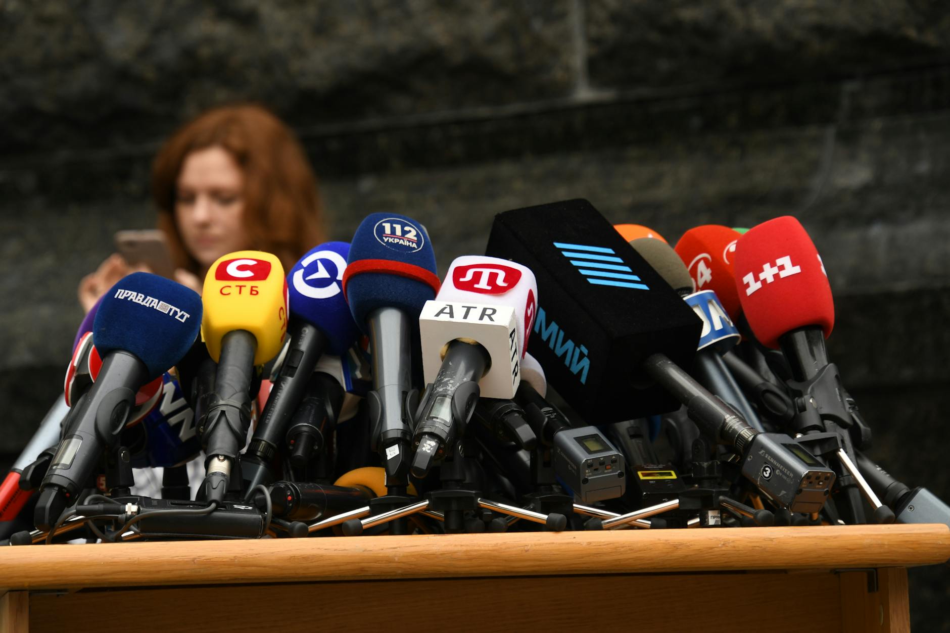 Mikrofony przygotowane na konferencję prasową władz miasta Mikrofony przygotowane na konferencję prasową władz miasta