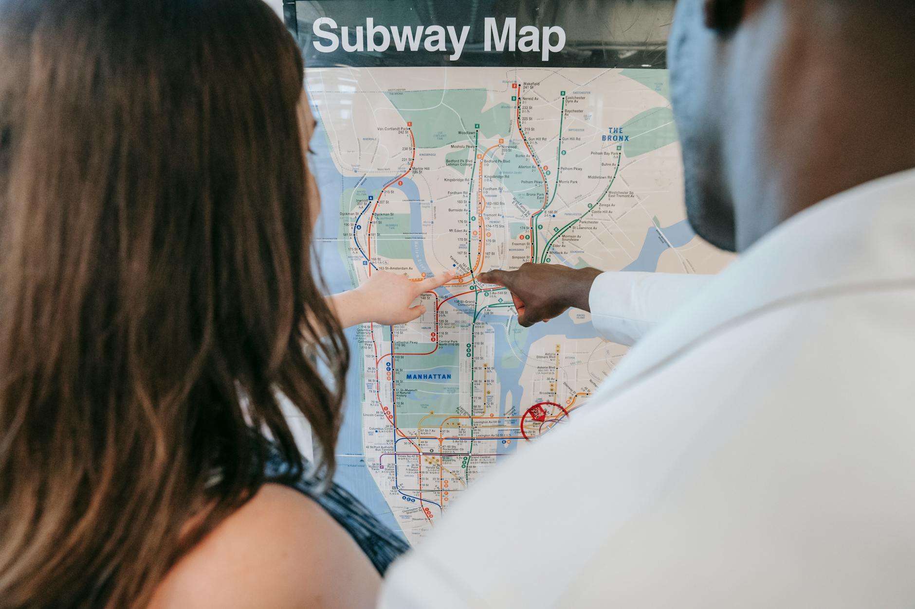 Para analizuje plan metra na stacji, planując dalszą trasę