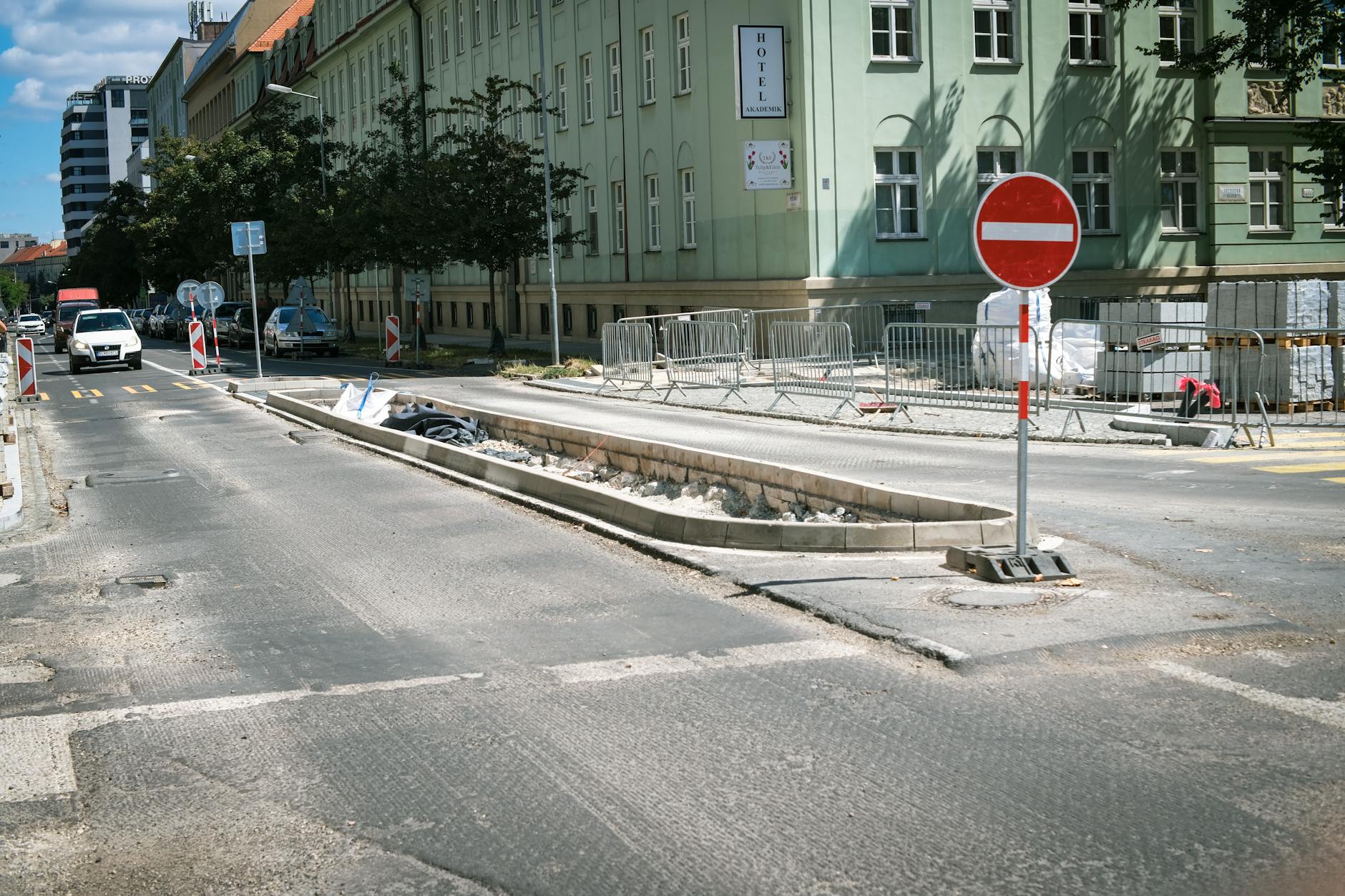 Roboty drogowe z barierkami i znakami na ulicy w trakcie remontu