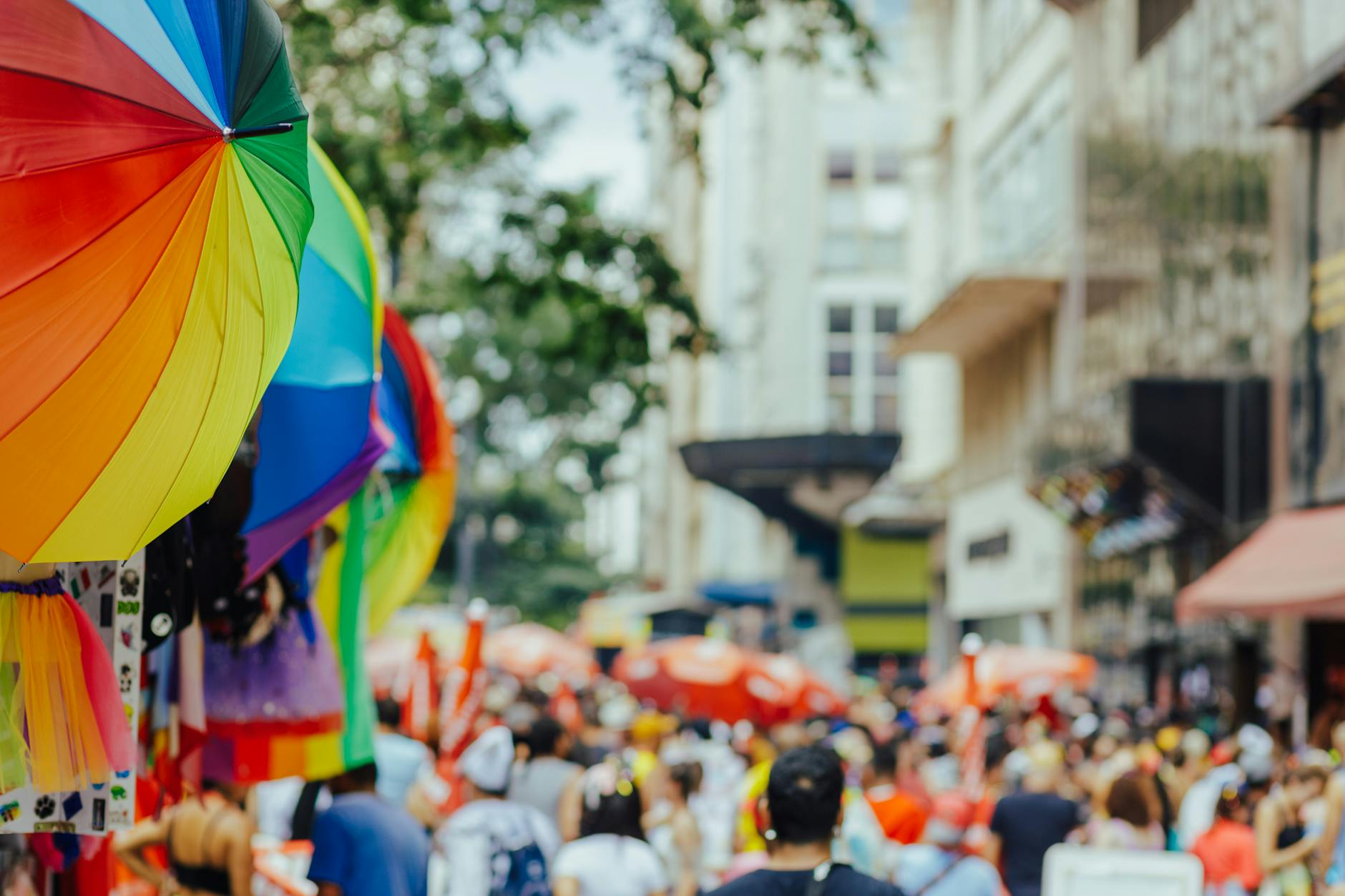 Tęczowe parasole nad tłumem ludzi na miejskim festiwalu w Gliwicach
