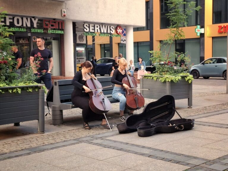 Dwóch wiolonczelistów grających w centrum